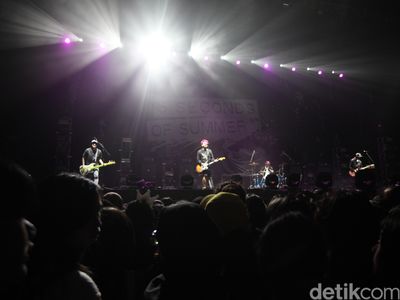 Pee Wee Gaskins Panaskan Konser 5 Seconds of Summer