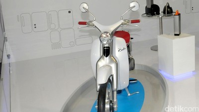 Honda Pamerkan Motor Listrik EV-Cub