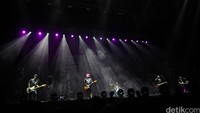 Pee Wee Gaskins terus bermain dan tetap tampil maksimal dalam lagu Berbagi Cerita.
