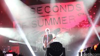 Setelah dibuka lebih dulu oleh Pee Wee Gaskins, giliran Luke Hemmings, Michael Clifford, Calum Hood dan Ashton Irwin yang naik pentas.