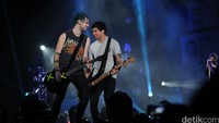 Mereka memperlihatkan bahwa mereka lihai memainkan gitar, bass dan drum sembari bernyanyi tanpa harus kelihangan kontrol.