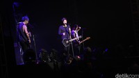 Mereka sukses membuat para penonton histeris lewat sekitar 20 lagu.