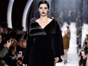 Kendall Jenner Tampil Dramatis dengan Lipstik Hitam di Fashion Show Dior