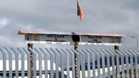 Pintu perbatasan milik Papua Nugini yang bertuliskan Welkam Long Papua Nugini.