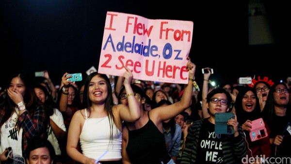 Cewek-cewek Histeris di Konser 5 Seconds Of Summer Indonesia