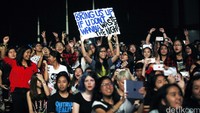 Beberapa dari mereka juga tak lupa membawa banner.