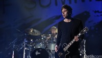 Tidak ada gimmick istimewa, terkecuali teriakan para perempuan yang jelas-jelas mengalahkan musiknya sendiri.