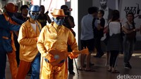 Sesekali mereka berjalan menyapa para pengunjung dan penikmat musik Jazz di JIEXpo.
