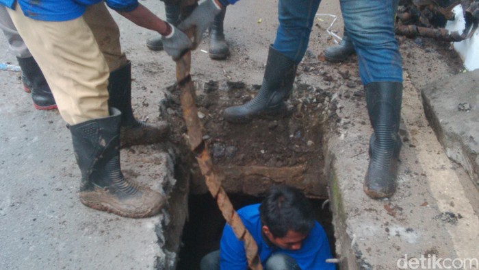 Air Setinggi Dada di Got Dekat BI Sulitkan Petugas Cari Sampah Bungkus Kabel