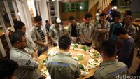 Doa dan makan bersama untuk kelancaran Etape Pertama Datsun Risers Expedition di Sumatra.