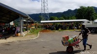 Warga PNG usai belanja kebutuhan sehari-sehari dari Indonesia menanti kendaraan umum di shalter yang disediakan.