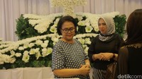 Maria tampak tegar.