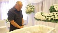 Peter F. Gontha mendampingi Ireng sejak dini hari.