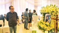 Tantowi Yahya datang melayat seorang diri. Pool/Noel/detikFoto.