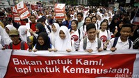 Komunitas Kawan PMI menggelar Aksi Parade Simpati di Kawasan Bunderan Hotel Indonesia, Jakarta, Minggu (6/3/2016).
