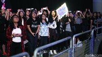 Di antara mereka bahkan ada yang mewek!