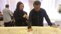 Koes Hendratmo datang melayat bersama istri.