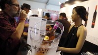 Penunjung dan para musisi internasional menikmati Wine Sababay juga pernah menyabet medali perak di ajang kompetisi wine bergengsi Austria Wine Challenge 2015.