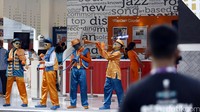 Beberapa Pantomin menggelar aksi didepan booth BNI 46 yang menjadi sponsor utama.