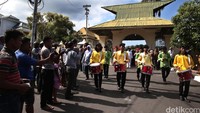 Pawai Festival Legu Gam 2016 menuju lapangan Sunyilamo di depan Keraton Ternate.