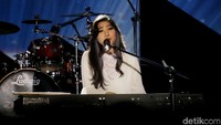 Lagu Tetap Dalam Jiwa pun dipilih menjadi lagu terakhir dari penampilan Isyana.