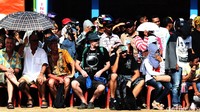 Wisatawan asing maupun lokal melihat pawai budaya di Festival Legu Gam.