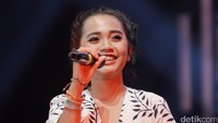 Dalam penampilannya, Erwin mencoba memperkenalkan langsung bibit muda musisi muda yang memiliki keistimewaan dalam setiap jenis aliran musik yang dimainkan. Salah satunya Woro yang pandai menyinden.