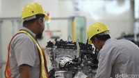 Pekerja melakukan proses pembuatan mesin R-NR mobil di Pabrik Toyota Motor Manufacturing Indonesia Karawang, Jawa Barat.