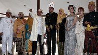 Para raja yang tergabung dalam Forum Silaturahmi Keraton se-Nusantara (FSKN) sempat foto bersama.