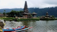 Tempat ini berjarak 45 km dari Kabupaten Tabanan dan berjarak 50 km dari Denpasar. Danau Beratan, Bedugul terletak pada ketinggian 1250 m di atas permukaan laut  membuat danau ini  berhawa sejuk.