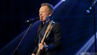Sting yang masih terlihat bugar bernyanyi dengan olah vokal yang masih prima.