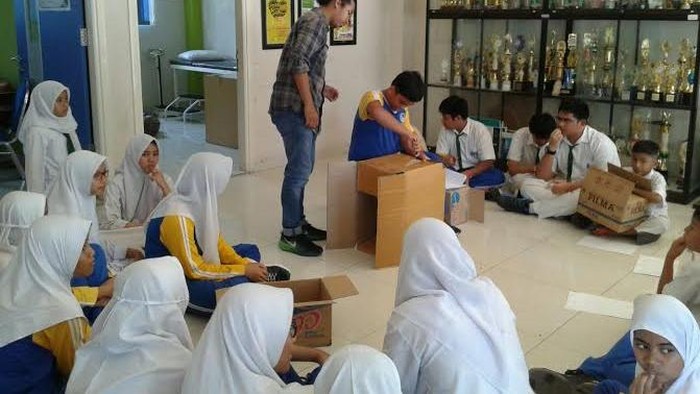 Siswa SMP ini Diajarkan Cara Membuat Alat Untuk Melihat Gerhana Matahari