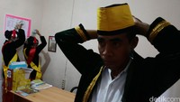 Para peserta pawai menyiapkan diri jelang Festival Legu Gam.