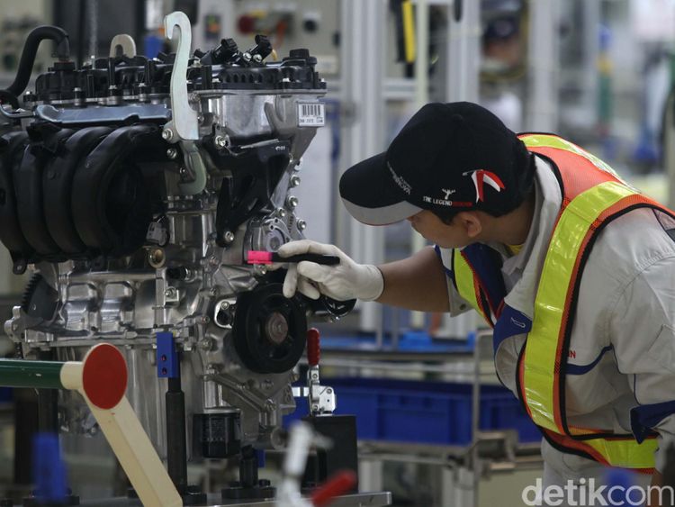 Melihat Proses Produksi Mesin Mobil Toyota