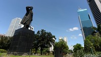 Patung Jenderal Sudirman di kawasan Dukuh Atas, Jakarta Pusat tingginya mencapai sekitar 12 meter. Di mana patung intinya 6,5 meter dan penyangga 5,5 meter. Alhasil, uang Luana yang dikembalikan nyaris setinggi Patung Jenderal Sudirman. 