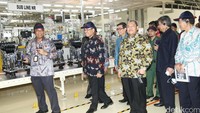 Mentri Perindustrian Saleh Husin bersama Gubernur Jawa Barat Ahmad Heryawan berkeliling Pabrik Baru Toyota.