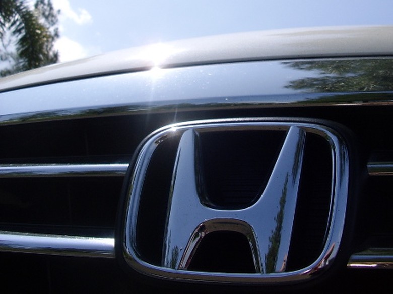 Logo mobil Honda (Foto: Dadan Kuswaraharja) Logo mobil Honda (Foto: Dadan Kuswaraharja)