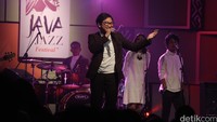 Pindah ke Brava Radio Hall, Kunto Aji membuat penonton yang duduk manis bernyanyi bersama lewat lagu Terlalu Lama Sendiri.