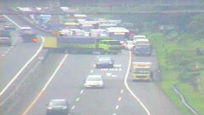 2 Truk Melintang Tutupi 2 Lajur Tol Cipularang, Macet 1 Km