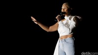 Di Java Jazz 2016 di JIExpo Kemayoran, Jakpus, Minggu (6/3), ia tampil dalam balutan busana putih dengan potongan seksi serta jeans.