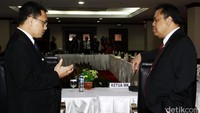Ketua MK Arief Hidayat (kanan) berbincang dengan Sekjen MK M. Guntur Hamzah (kiri) usai memberikan keterangan pers.