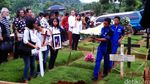 Suasana Duka di Pemakaman Ireng Maulana