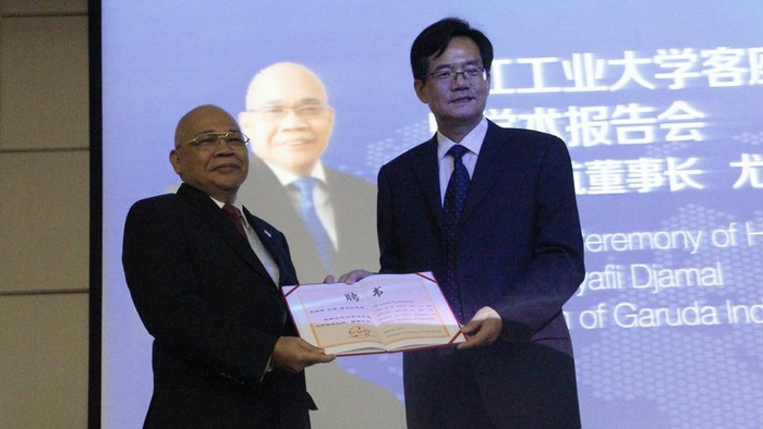 Komut Garuda Indonesia Terima Gelar Profesor dari Kampus di China