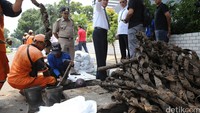 Petugas sendiri masih menemukan sampah bungkus kabel dari gorong-gorong tersebut.