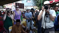Beberapa wisatawan asing mengabadikan pawai budaya di Festival Legu Gam.