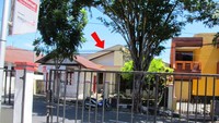 Tiang sumur di Rumah Wallace, Kelurahan Santiong, Ternate (tanda merah). Foto diambil dari Lorong Wallace. Tiang yang kelihatan dari samping rumah ini adalah tiang sumur Wallace. Sumurnya sendiri sudah tidak ada, kata Muhdi Aziz, salah seorang tetangga (AN Uyung/detikTravel)