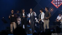 Sosok Dian Pramana Poetra yang mengenakan vest abu-abu muncul ke atas panggung. Mereka berduet membawakan hits Keraguan lewat alunan musik bossasnova.