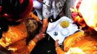 Para raja dibasuh kakinya saat tiba di Keraton Ternate.