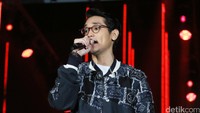 Afgan mengenakan kaus putih, jaket, celana hitam, kemeja flanel yang diikat di pinggang, dan sneakers putih.