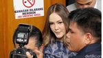 Cathy Sharon Berusaha Tegar di Sidang Cerai